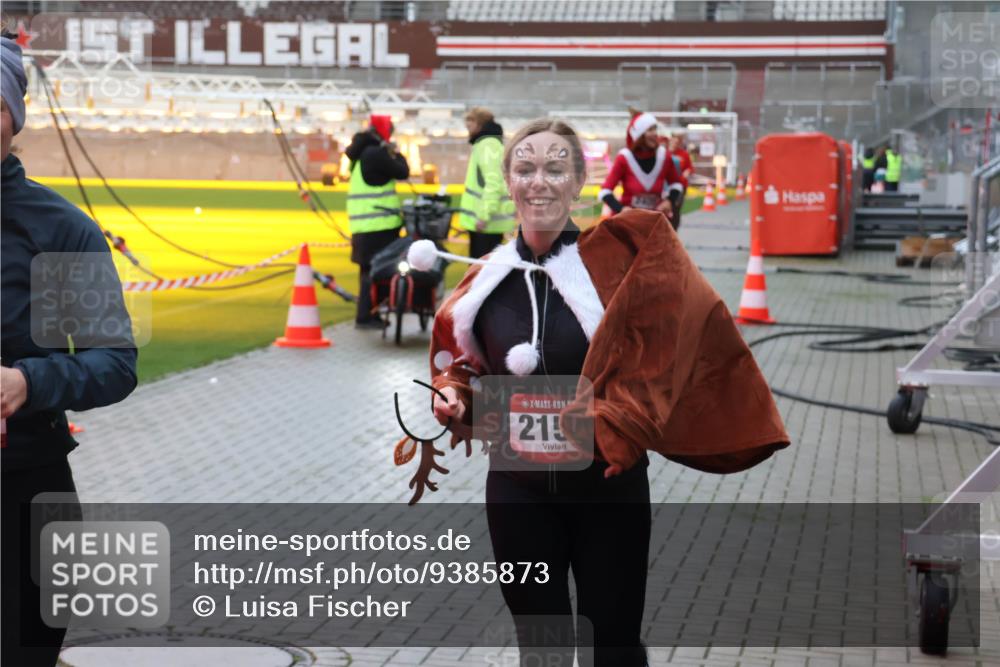 07.12.2025 - St. Pauli X-Mass-Run No. 15 Luisa Fischer http://msf.ph/oto/9385873 07.12.2025 11:37:32 Ziel 1, 2430, 215, 484, 991, 1280, 1588, 1590, 2004, 2022, 2102, 2153, 2279, 2405, 2517, 2686, 2810, 2917, 3931 meine-sportfotos.de