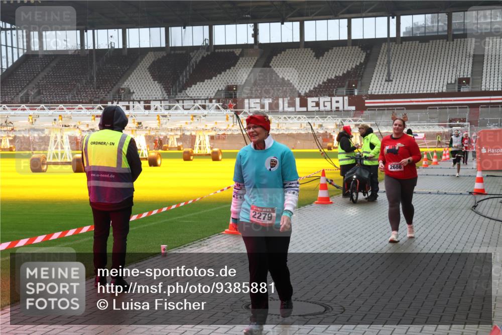 07.12.2025 - St. Pauli X-Mass-Run No. 15 Luisa Fischer http://msf.ph/oto/9385881 07.12.2025 11:37:48 Ziel 2279, 2686, 484, 544, 857, 991, 1154, 1156, 1280, 2022, 2102, 2153, 2279, 2517, 2686, 2810, 2917, 3916, 3931 meine-sportfotos.de