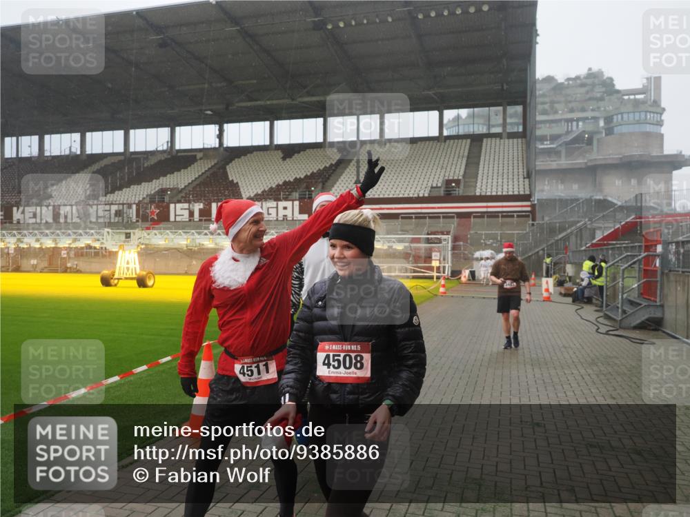 07.12.2025 - St. Pauli X-Mass-Run No. 15 Fabian Wolf http://msf.ph/oto/9385886 07.12.2025 10:14:46 Ziel 2564, 2617, 2864, 3481, 3565, 4508 meine-sportfotos.de