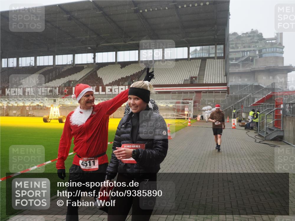 07.12.2025 - St. Pauli X-Mass-Run No. 15 Fabian Wolf http://msf.ph/oto/9385890 07.12.2025 10:14:46 Ziel 2564, 2617, 2864, 3481, 3565, 4508 meine-sportfotos.de