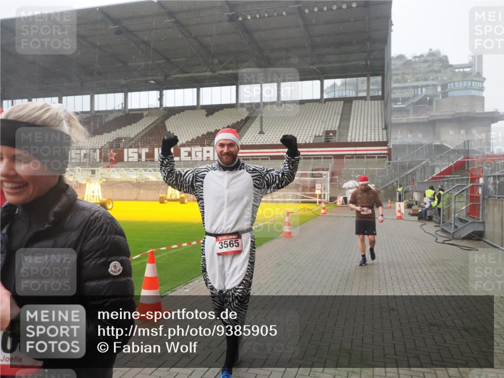 07.12.2025 - St. Pauli X-Mass-Run No. 15 Fabian Wolf http://msf.ph/oto/9385905 07.12.2025 10:14:47 Ziel 1867, 1873, 2864, 3481, 3565, 4508 meine-sportfotos.de