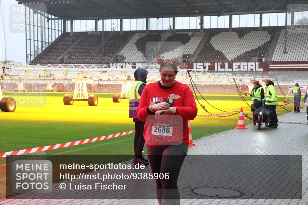 07.12.2025 - St. Pauli X-Mass-Run No. 15 Luisa Fischer http://msf.ph/oto/9385906 07.12.2025 11:37:53 Ziel 15, 2686, 484, 544, 857, 991, 1154, 1156, 1280, 2022, 2153, 2279, 2686, 2810, 3916, 3931 meine-sportfotos.de