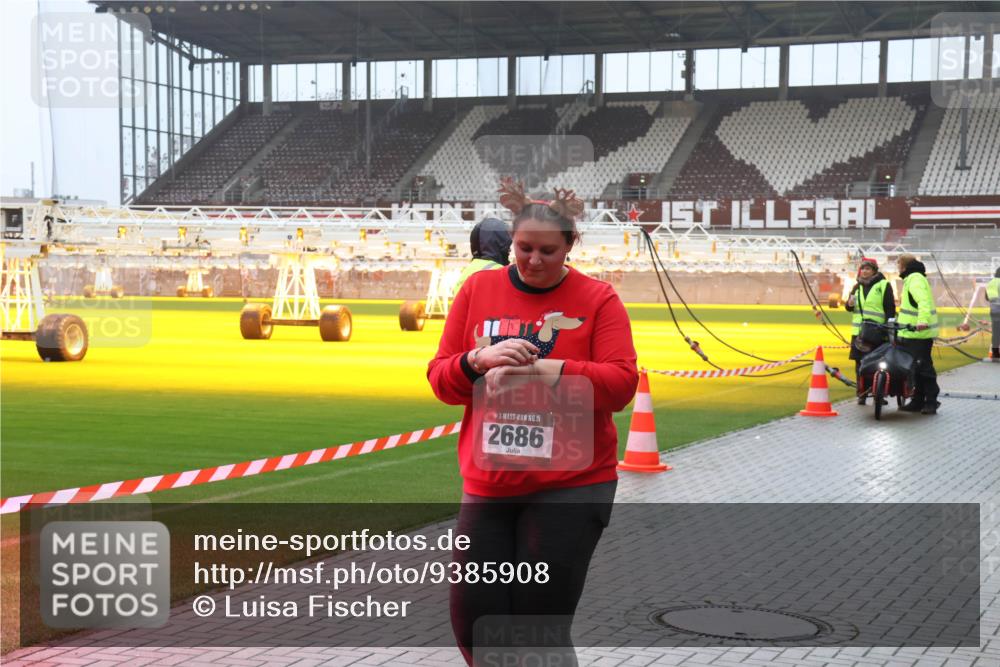 07.12.2025 - St. Pauli X-Mass-Run No. 15 Luisa Fischer http://msf.ph/oto/9385908 07.12.2025 11:37:53 Ziel 15, 2686, 484, 544, 857, 991, 1154, 1156, 1280, 2022, 2153, 2279, 2686, 2810, 3916, 3931 meine-sportfotos.de