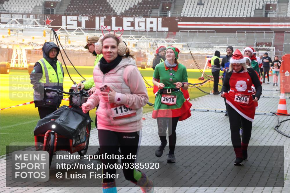 07.12.2025 - St. Pauli X-Mass-Run No. 15 Luisa Fischer http://msf.ph/oto/9385920 07.12.2025 11:38:10 Ziel 656, 1156, 3916, 2810, 307, 544, 617, 857, 1154, 1156, 2810, 3000, 3059, 3358, 3916 meine-sportfotos.de