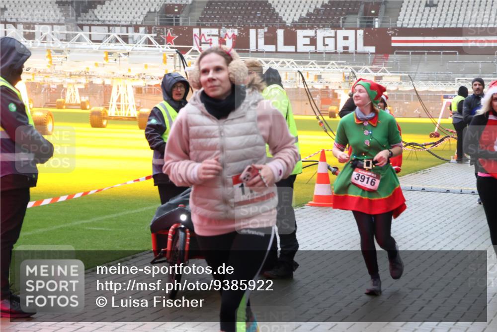 07.12.2025 - St. Pauli X-Mass-Run No. 15 Luisa Fischer http://msf.ph/oto/9385922 07.12.2025 11:38:10 Ziel 3916, 307, 544, 617, 857, 1154, 1156, 2810, 3000, 3059, 3358, 3916 meine-sportfotos.de