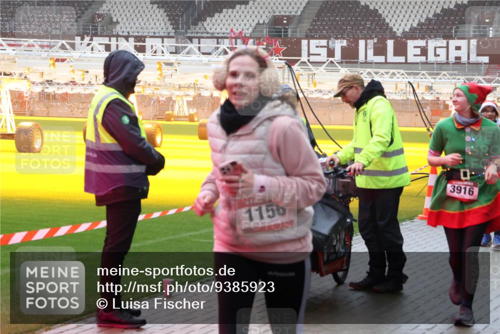 07.12.2025 - St. Pauli X-Mass-Run No. 15 Luisa Fischer http://msf.ph/oto/9385923 07.12.2025 11:38:10 Ziel 1156, 3916, 307, 544, 617, 857, 1154, 1156, 2810, 3000, 3059, 3358, 3916 meine-sportfotos.de