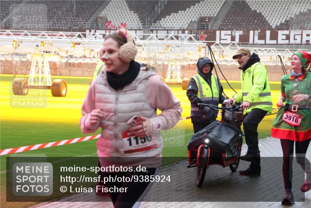 07.12.2025 - St. Pauli X-Mass-Run No. 15 Luisa Fischer http://msf.ph/oto/9385924 07.12.2025 11:38:11 Ziel 1150, 656, 3916, 307, 544, 617, 857, 1154, 1156, 2810, 3000, 3059, 3358, 3916 meine-sportfotos.de