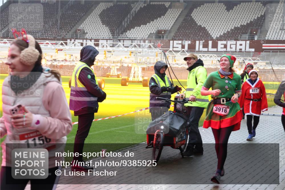 07.12.2025 - St. Pauli X-Mass-Run No. 15 Luisa Fischer http://msf.ph/oto/9385925 07.12.2025 11:38:11 Ziel 1156, 3916, 857, 307, 544, 617, 857, 1154, 1156, 2810, 3000, 3059, 3358, 3916 meine-sportfotos.de