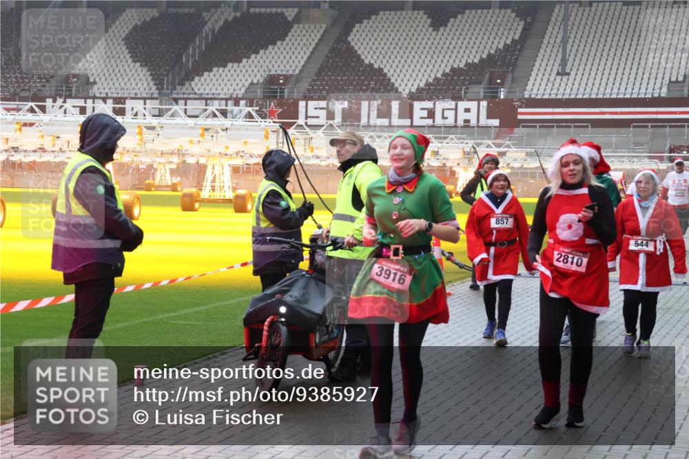 07.12.2025 - St. Pauli X-Mass-Run No. 15 Luisa Fischer http://msf.ph/oto/9385927 07.12.2025 11:38:11 Ziel 3916, 857, 544, 2810, 307, 544, 617, 857, 1154, 1156, 2810, 3000, 3059, 3358, 3916 meine-sportfotos.de