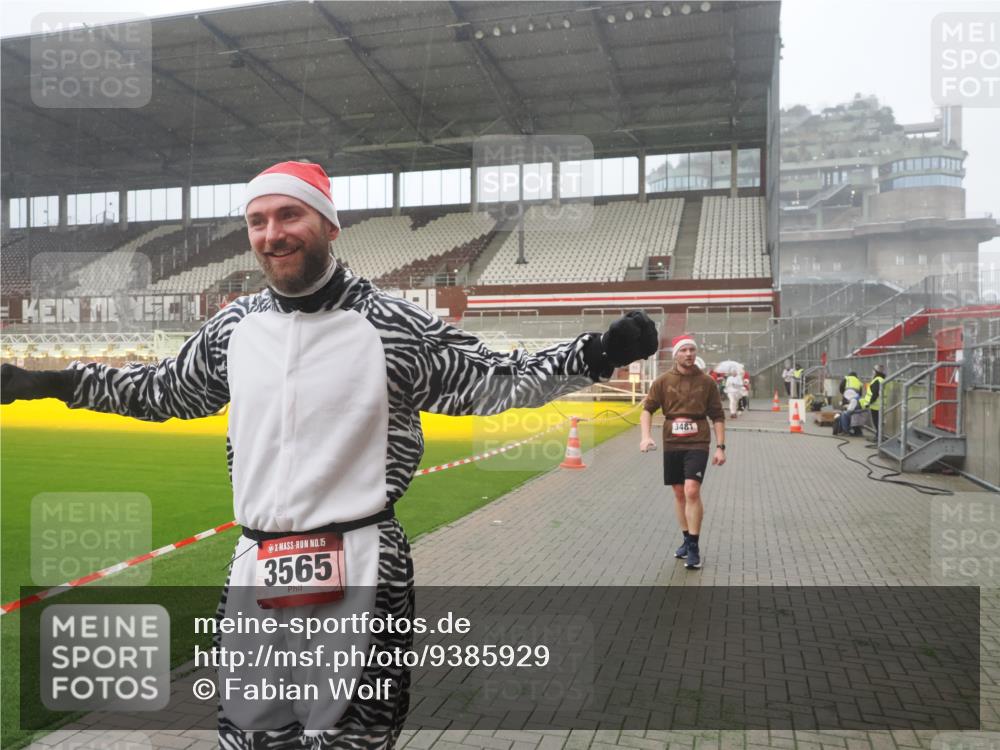 07.12.2025 - St. Pauli X-Mass-Run No. 15 Fabian Wolf http://msf.ph/oto/9385929 07.12.2025 10:14:48 Ziel 1363, 1867, 1869, 1873, 3481, 3565, 4508 meine-sportfotos.de