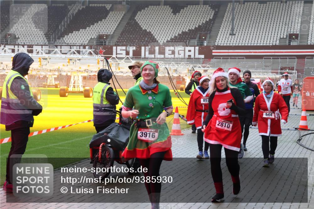 07.12.2025 - St. Pauli X-Mass-Run No. 15 Luisa Fischer http://msf.ph/oto/9385930 07.12.2025 11:38:12 Ziel 3916, 857, 2810, 544, 000, 307, 544, 617, 857, 1154, 1156, 2810, 3000, 3059, 3358, 3916 meine-sportfotos.de