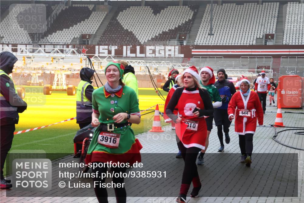 07.12.2025 - St. Pauli X-Mass-Run No. 15 Luisa Fischer http://msf.ph/oto/9385931 07.12.2025 11:38:12 Ziel 3916, 310, 544, 000, 307, 544, 617, 857, 1154, 1156, 2810, 3000, 3059, 3358, 3916 meine-sportfotos.de