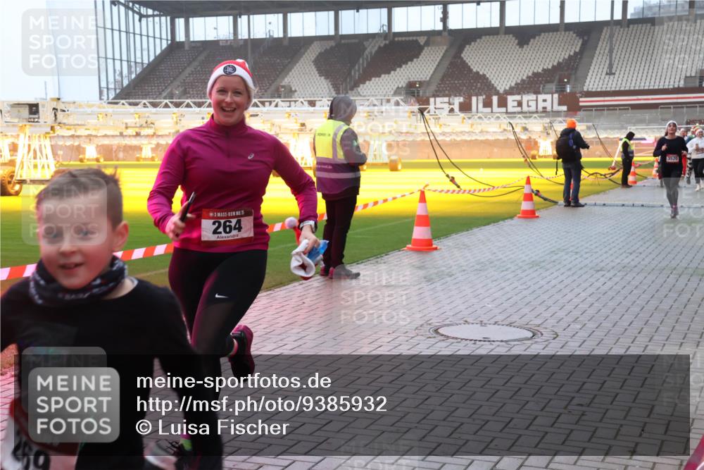 07.12.2025 - St. Pauli X-Mass-Run No. 15 Luisa Fischer http://msf.ph/oto/9385932 07.12.2025 10:18:57 Ziel 260, 15, 264, 3520, 243, 264, 269, 721, 1034, 1607, 1671, 2049, 2152, 2631, 2925, 3520, 3606, 3608, 3862, 4521, 4522, 4524, 4540, 4547 meine-sportfotos.de