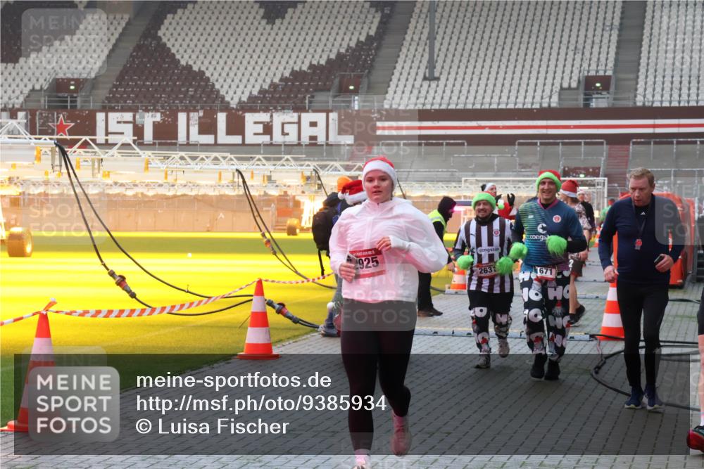 07.12.2025 - St. Pauli X-Mass-Run No. 15 Luisa Fischer http://msf.ph/oto/9385934 07.12.2025 10:19:04 Ziel 2925, 2631, 671, 243, 264, 269, 721, 1034, 1607, 1671, 2049, 2152, 2631, 2925, 3520, 3606, 3608, 3862, 4521, 4522, 4524, 4540, 4547 meine-sportfotos.de