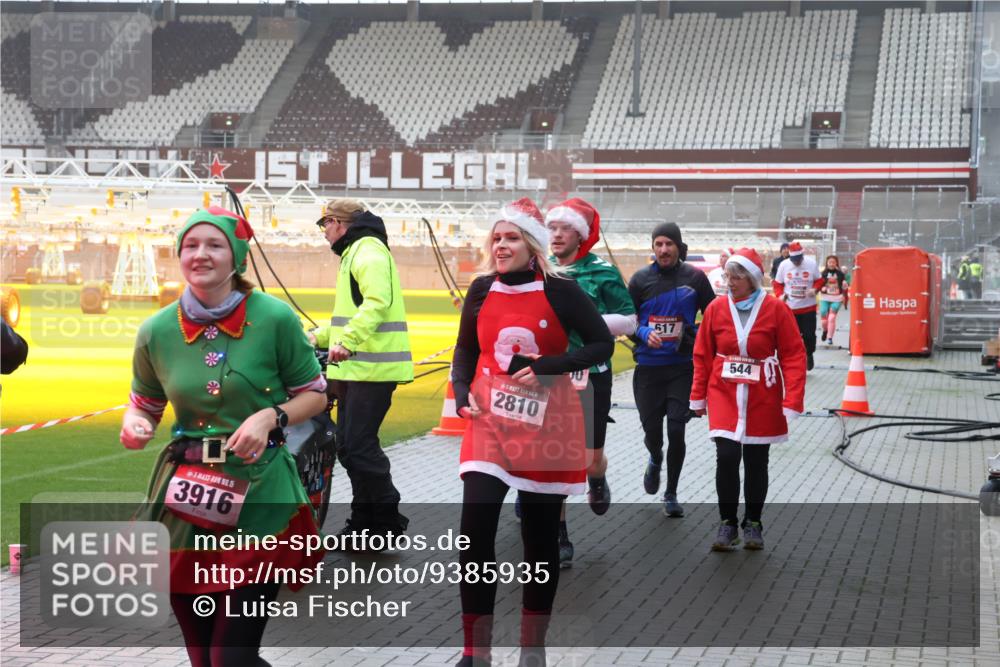07.12.2025 - St. Pauli X-Mass-Run No. 15 Luisa Fischer http://msf.ph/oto/9385935 07.12.2025 11:38:12 Ziel 15, 3916, 2810, 617, 544, 307, 544, 617, 857, 1154, 1156, 2810, 3000, 3059, 3358, 3916 meine-sportfotos.de