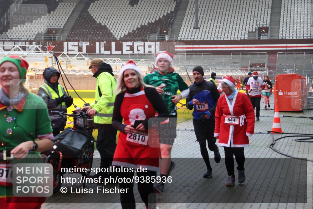 07.12.2025 - St. Pauli X-Mass-Run No. 15 Luisa Fischer http://msf.ph/oto/9385936 07.12.2025 11:38:13 Ziel 916, 656, 2810, 617, 544, 307, 544, 617, 857, 1154, 1156, 2810, 3000, 3059, 3358, 3916 meine-sportfotos.de