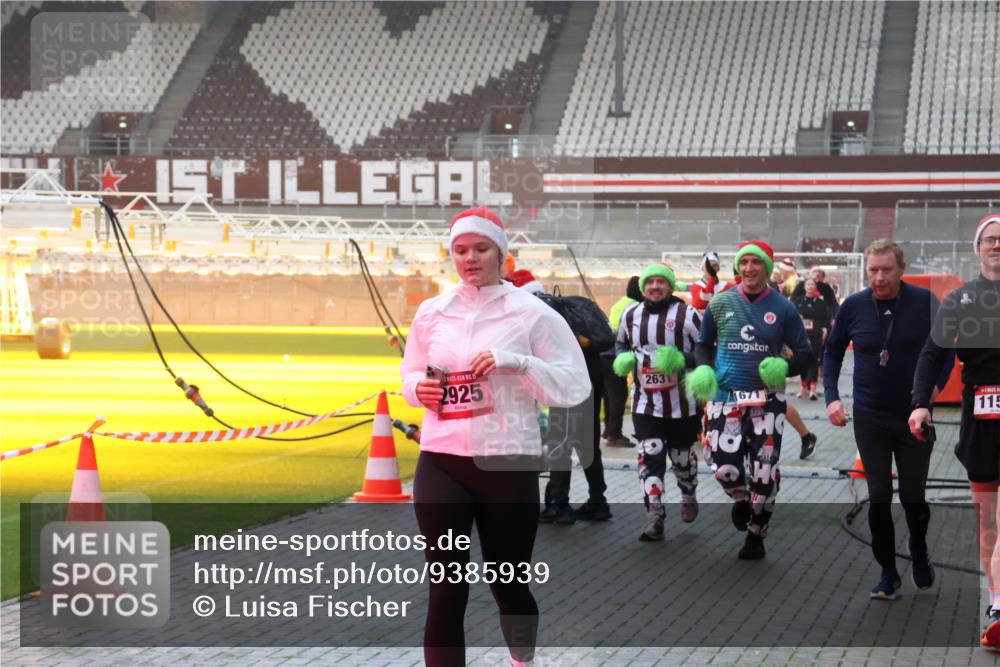 07.12.2025 - St. Pauli X-Mass-Run No. 15 Luisa Fischer http://msf.ph/oto/9385939 07.12.2025 10:19:05 Ziel 5, 2925, 2631, 1671, 115, 243, 264, 269, 721, 1034, 1607, 1671, 2049, 2152, 2631, 2925, 3520, 3606, 3608, 3862, 4521, 4522, 4524, 4540, 4547 meine-sportfotos.de