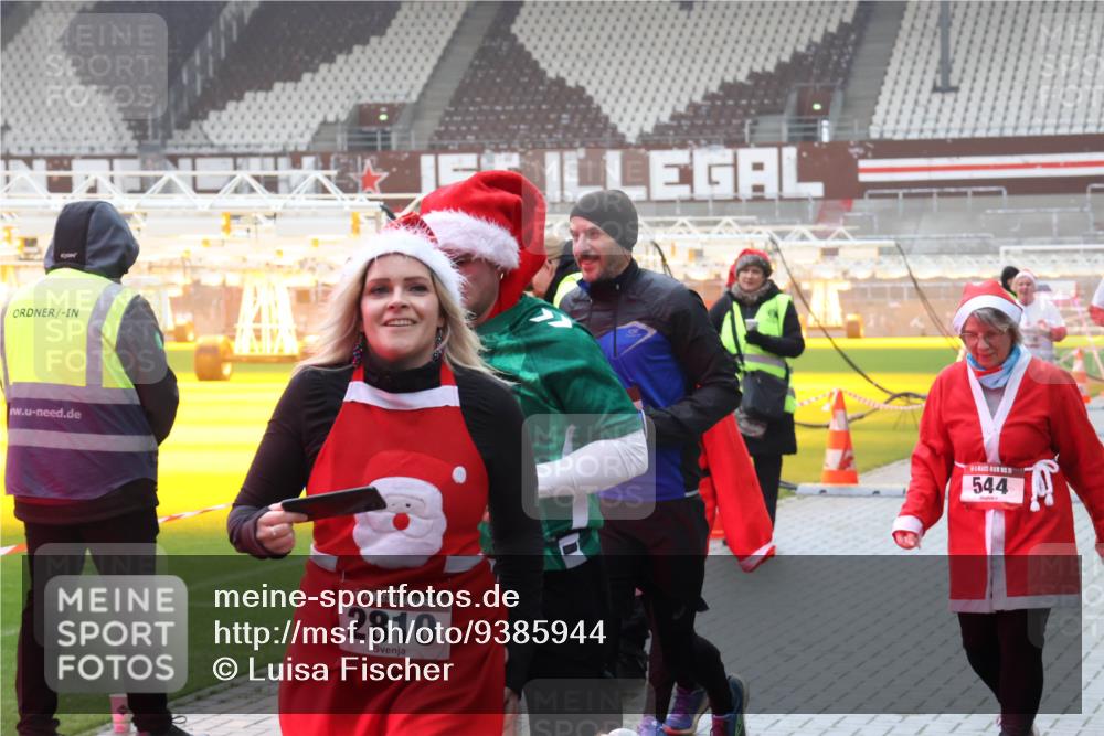 07.12.2025 - St. Pauli X-Mass-Run No. 15 Luisa Fischer http://msf.ph/oto/9385944 07.12.2025 11:38:14 Ziel 15, 2810, 544, 307, 544, 617, 857, 1154, 1156, 2810, 3000, 3059, 3358, 3916 meine-sportfotos.de