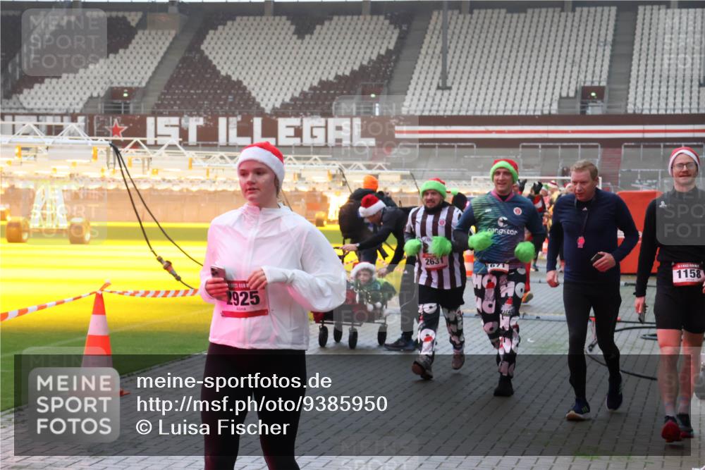 07.12.2025 - St. Pauli X-Mass-Run No. 15 Luisa Fischer http://msf.ph/oto/9385950 07.12.2025 10:19:05 Ziel 2925, 2631, 1158, 243, 264, 269, 721, 1034, 1607, 1671, 2049, 2152, 2631, 2925, 3520, 3606, 3608, 3862, 4521, 4522, 4524, 4540, 4547 meine-sportfotos.de