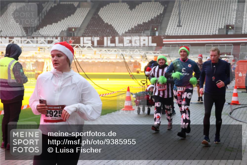 07.12.2025 - St. Pauli X-Mass-Run No. 15 Luisa Fischer http://msf.ph/oto/9385955 07.12.2025 10:19:06 Ziel 15, 2925, 2631, 1671, 243, 264, 269, 721, 1034, 1607, 1671, 2049, 2152, 2631, 2925, 3520, 3606, 3608, 3862, 4331, 4521, 4522, 4524, 4540, 4547 meine-sportfotos.de