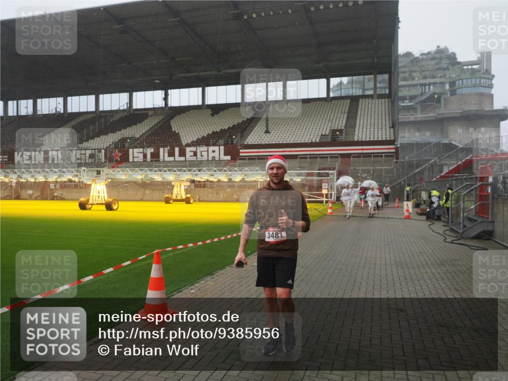 07.12.2025 - St. Pauli X-Mass-Run No. 15 Fabian Wolf http://msf.ph/oto/9385956 07.12.2025 10:14:50 Ziel 1363, 1867, 1869, 1873, 3481, 3565 meine-sportfotos.de