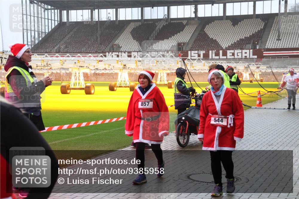 07.12.2025 - St. Pauli X-Mass-Run No. 15 Luisa Fischer http://msf.ph/oto/9385958 07.12.2025 11:38:16 Ziel 5, 857, 544, 307, 544, 617, 857, 1154, 1156, 2810, 3000, 3059, 3358, 3916 meine-sportfotos.de