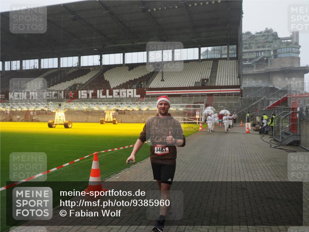 07.12.2025 - St. Pauli X-Mass-Run No. 15 Fabian Wolf http://msf.ph/oto/9385960 07.12.2025 10:14:50 Ziel 1363, 1867, 1869, 1873, 3481, 3565 meine-sportfotos.de