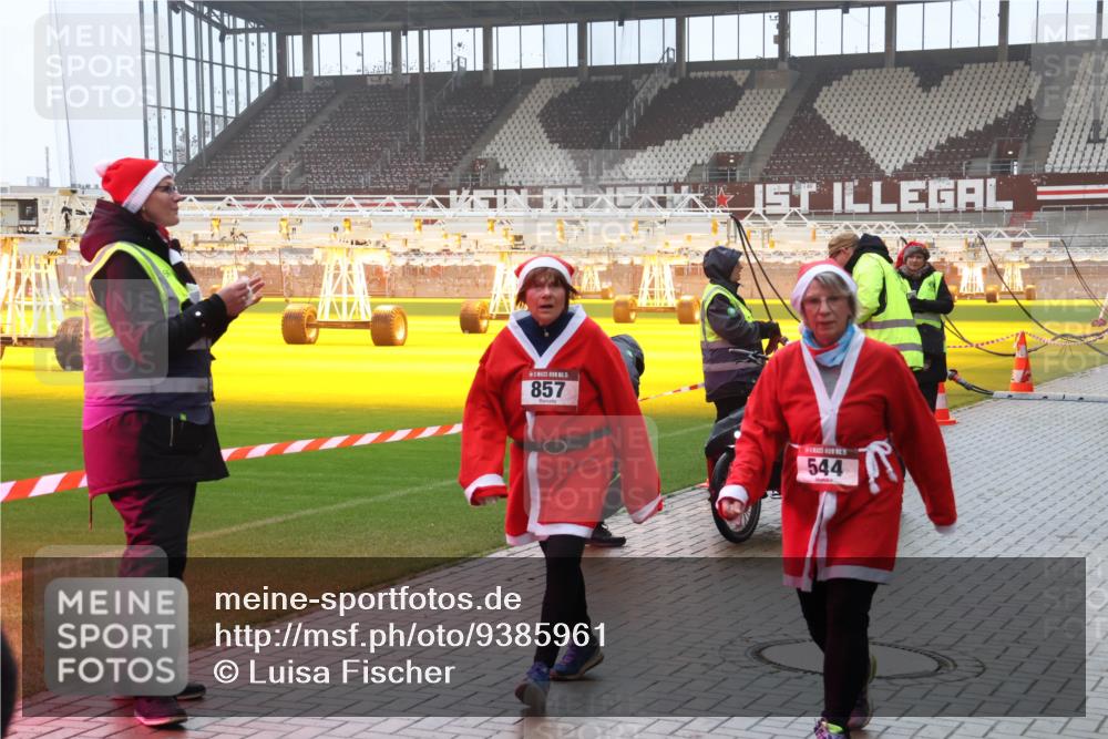 07.12.2025 - St. Pauli X-Mass-Run No. 15 Luisa Fischer http://msf.ph/oto/9385961 07.12.2025 11:38:17 Ziel 15, 857, 544, 307, 544, 617, 857, 1154, 1156, 2810, 3000, 3059, 3358, 3916 meine-sportfotos.de