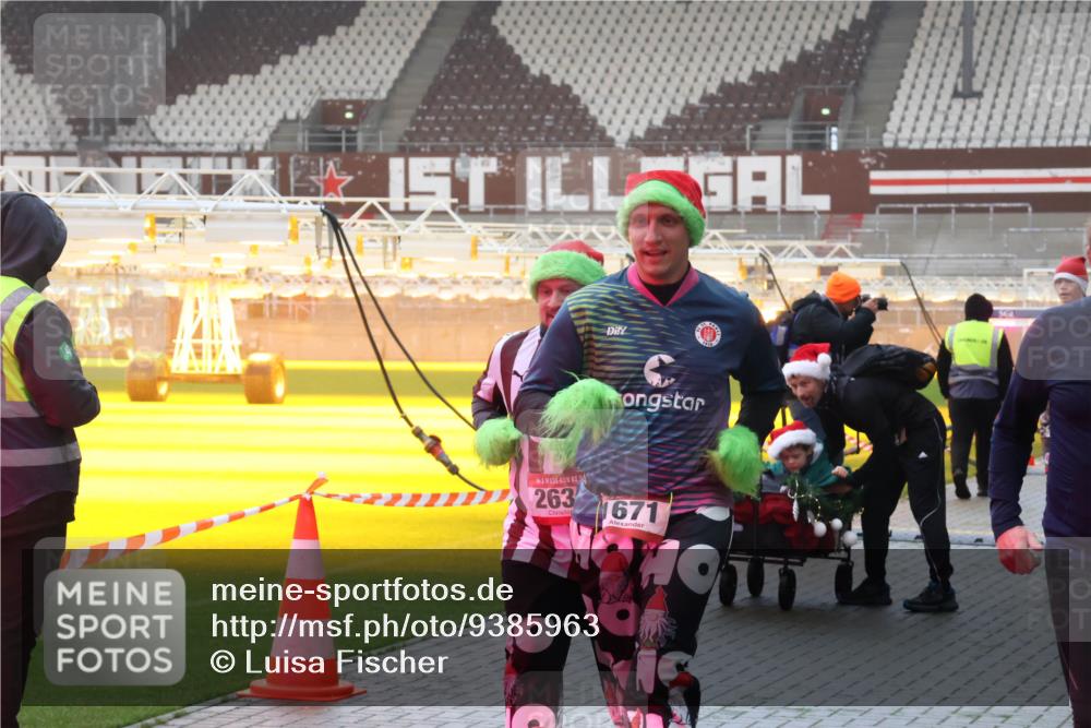07.12.2025 - St. Pauli X-Mass-Run No. 15 Luisa Fischer http://msf.ph/oto/9385963 07.12.2025 10:19:07 Ziel 15, 263, 1671, 243, 264, 269, 721, 1034, 1607, 1671, 2049, 2152, 2631, 2925, 3520, 3606, 3608, 3862, 4331, 4521, 4522, 4524, 4540, 4547 meine-sportfotos.de