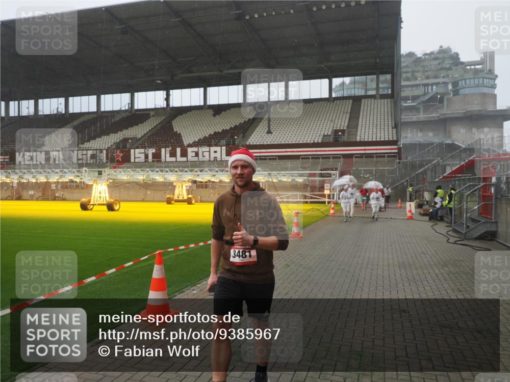 07.12.2025 - St. Pauli X-Mass-Run No. 15 Fabian Wolf http://msf.ph/oto/9385967 07.12.2025 10:14:51 Ziel 1363, 1867, 1869, 1873, 3481, 3565, 4001, 4004 meine-sportfotos.de
