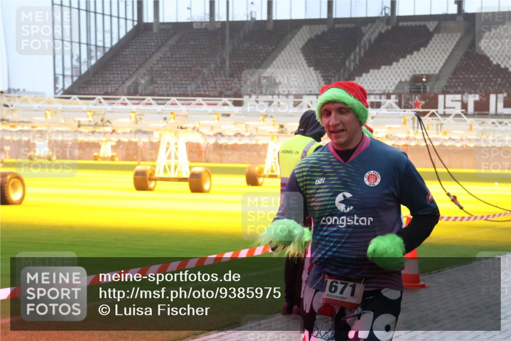 07.12.2025 - St. Pauli X-Mass-Run No. 15 Luisa Fischer http://msf.ph/oto/9385975 07.12.2025 10:19:09 Ziel 1910, 1671, 243, 264, 269, 721, 1034, 1607, 1671, 2049, 2152, 2631, 2925, 3520, 3606, 3608, 3862, 3975, 3976, 4331, 4498, 4521, 4522, 4524, 4540, 4547 meine-sportfotos.de
