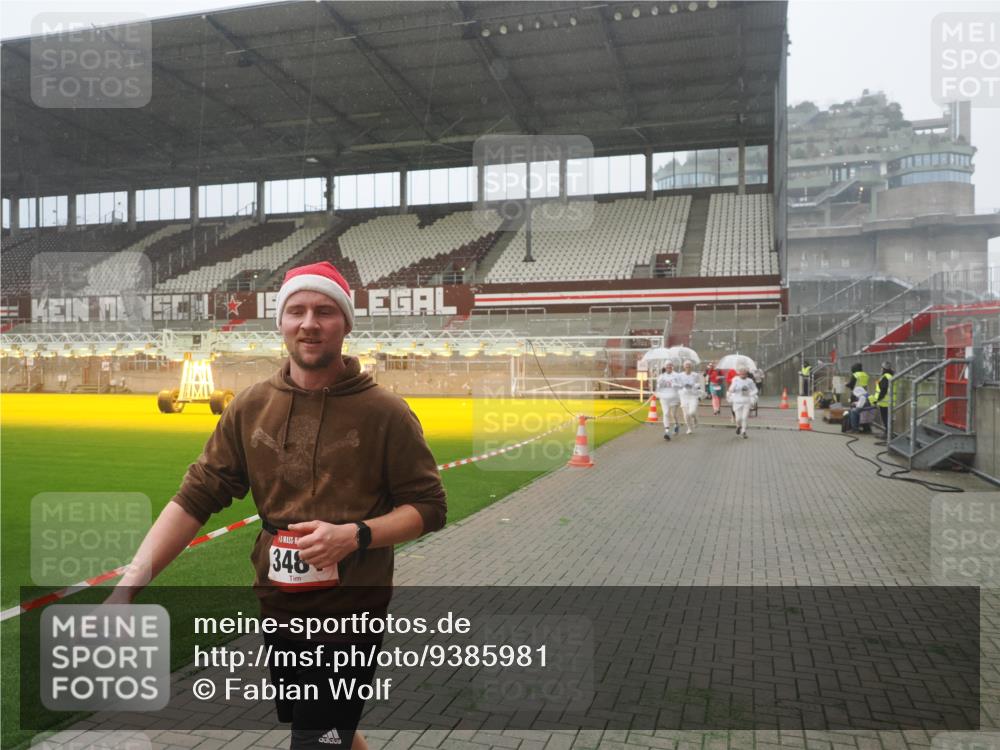 07.12.2025 - St. Pauli X-Mass-Run No. 15 Fabian Wolf http://msf.ph/oto/9385981 07.12.2025 10:14:51 Ziel 1363, 1867, 1869, 1873, 3481, 3565, 4001, 4004 meine-sportfotos.de