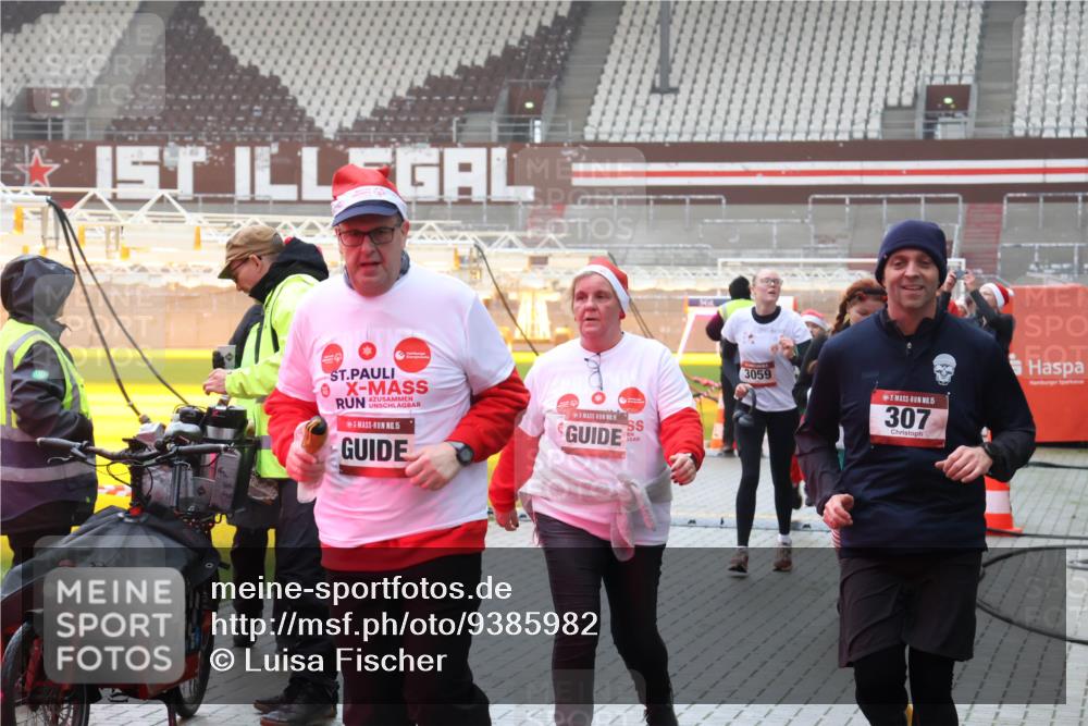 07.12.2025 - St. Pauli X-Mass-Run No. 15 Luisa Fischer http://msf.ph/oto/9385982 07.12.2025 11:38:24 Ziel 15, 15, 3059, 15, 307, 307, 544, 617, 857, 1154, 1156, 2395, 2396, 2715, 3000, 3059, 3065, 3066, 3341, 3358, 3762, 3765, 3916 meine-sportfotos.de
