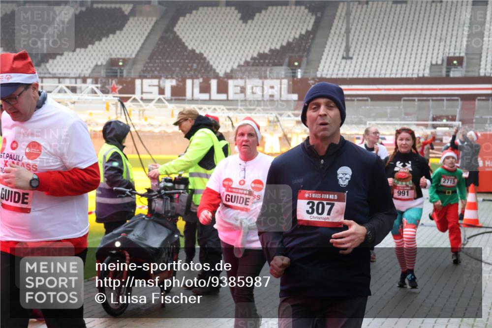 07.12.2025 - St. Pauli X-Mass-Run No. 15 Luisa Fischer http://msf.ph/oto/9385987 07.12.2025 11:38:25 Ziel 02, 15, 307, 50, 991, 2715, 307, 544, 617, 857, 1154, 1156, 2395, 2396, 2715, 3000, 3059, 3065, 3066, 3341, 3358, 3762, 3765, 3916 meine-sportfotos.de