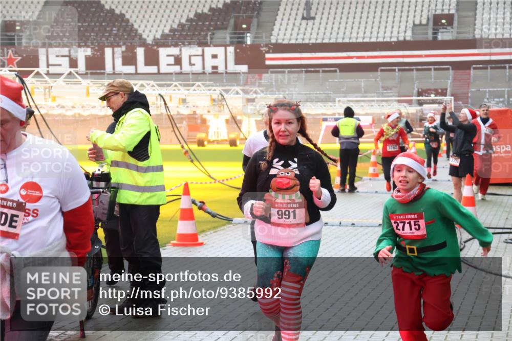 07.12.2025 - St. Pauli X-Mass-Run No. 15 Luisa Fischer http://msf.ph/oto/9385992 07.12.2025 11:38:27 Ziel 15, 15, 991, 3762, 15, 2715, 307, 617, 1154, 1156, 2395, 2396, 2715, 3000, 3059, 3065, 3066, 3341, 3358, 3762, 3765, 3916 meine-sportfotos.de