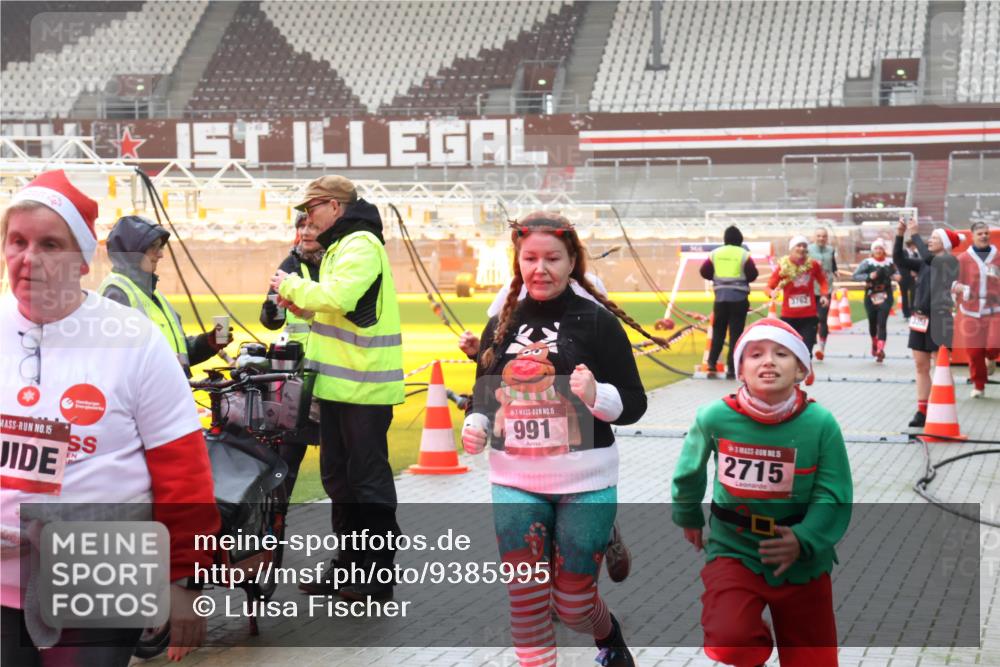 07.12.2025 - St. Pauli X-Mass-Run No. 15 Luisa Fischer http://msf.ph/oto/9385995 07.12.2025 11:38:27 Ziel 15, 15, 991, 2715, 3762, 307, 617, 1154, 1156, 2395, 2396, 2715, 3000, 3059, 3065, 3066, 3341, 3358, 3762, 3765, 3916 meine-sportfotos.de
