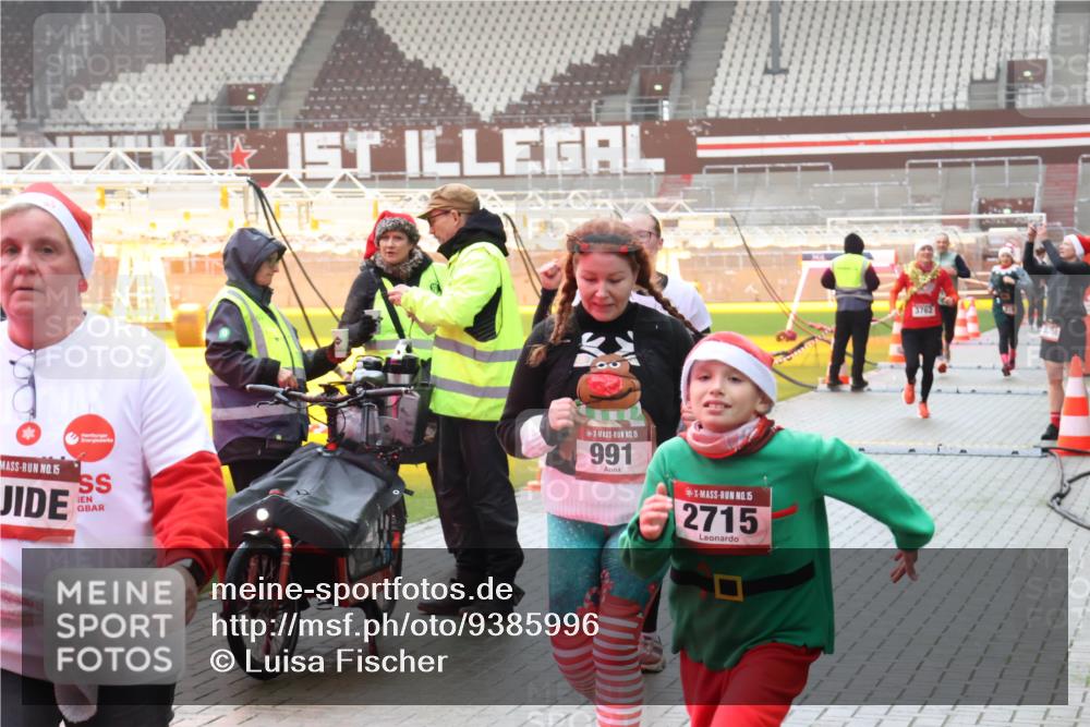 07.12.2025 - St. Pauli X-Mass-Run No. 15 Luisa Fischer http://msf.ph/oto/9385996 07.12.2025 11:38:27 Ziel 15, 15, 991, 15, 2715, 3762, 307, 617, 1154, 1156, 2395, 2396, 2715, 3000, 3059, 3065, 3066, 3341, 3358, 3762, 3765, 3916 meine-sportfotos.de