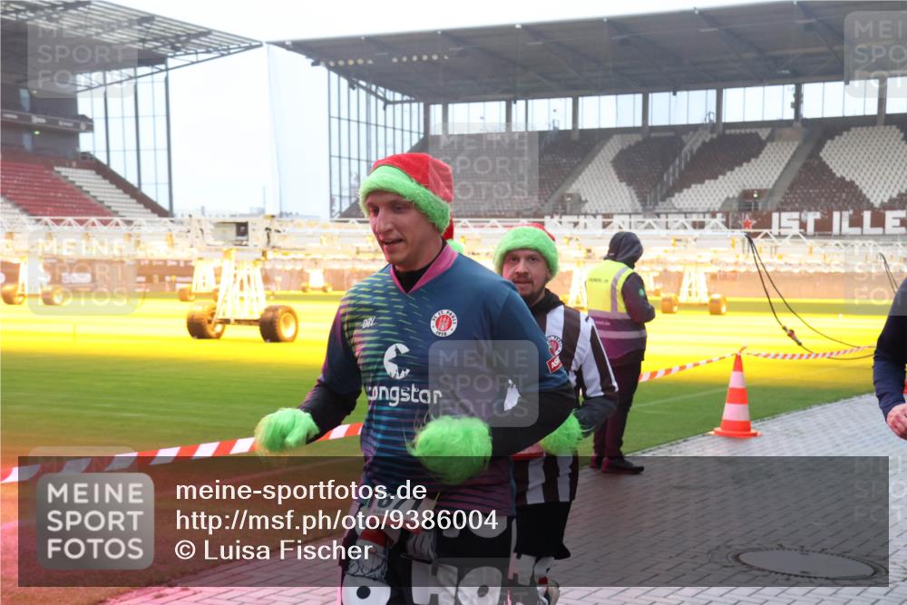 07.12.2025 - St. Pauli X-Mass-Run No. 15 Luisa Fischer http://msf.ph/oto/9386004 07.12.2025 10:19:09 Ziel 1910, 671, 243, 264, 269, 721, 1034, 1607, 1671, 2049, 2152, 2631, 2925, 3520, 3606, 3608, 3862, 3975, 3976, 4331, 4498, 4521, 4522, 4524, 4540, 4547 meine-sportfotos.de
