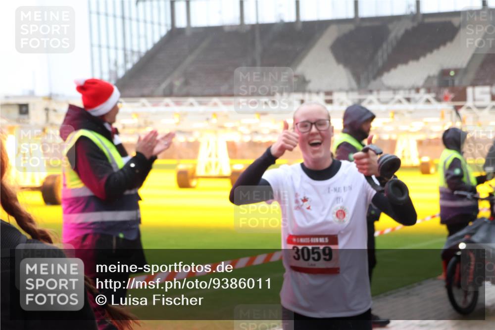 07.12.2025 - St. Pauli X-Mass-Run No. 15 Luisa Fischer http://msf.ph/oto/9386011 07.12.2025 11:38:30 Ziel 3059, 307, 617, 1154, 1156, 2395, 2396, 2715, 3000, 3059, 3065, 3066, 3341, 3358, 3762, 3765 meine-sportfotos.de