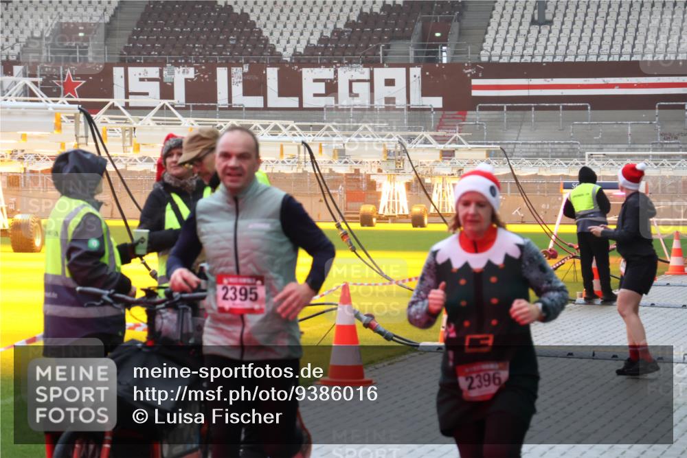 07.12.2025 - St. Pauli X-Mass-Run No. 15 Luisa Fischer http://msf.ph/oto/9386016 07.12.2025 11:38:35 Ziel 2395, 2396, 307, 617, 2395, 2396, 2715, 3000, 3059, 3065, 3066, 3341, 3358, 3762, 3765 meine-sportfotos.de