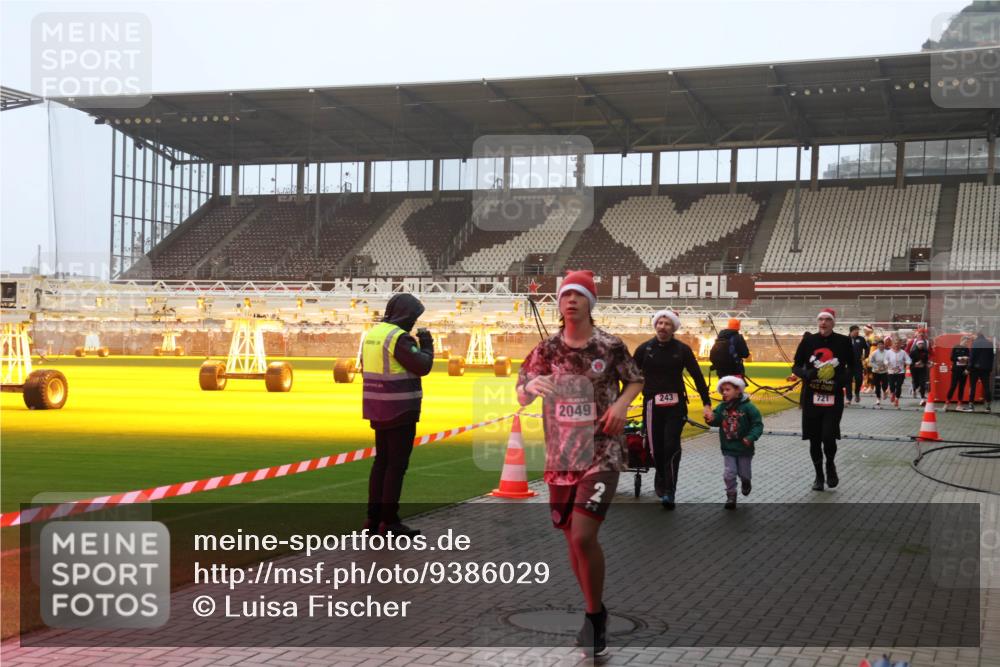 07.12.2025 - St. Pauli X-Mass-Run No. 15 Luisa Fischer http://msf.ph/oto/9386029 07.12.2025 10:19:15 Ziel 2049, 243, 721, 2, 243, 264, 269, 721, 1034, 1607, 1671, 2049, 2152, 2631, 2925, 3455, 3520, 3724, 3862, 3975, 3976, 4330, 4331, 4436, 4437, 4438, 4473, 4475, 4498, 4521, 4522, 4524, 4540, 4547 meine-sportfotos.de