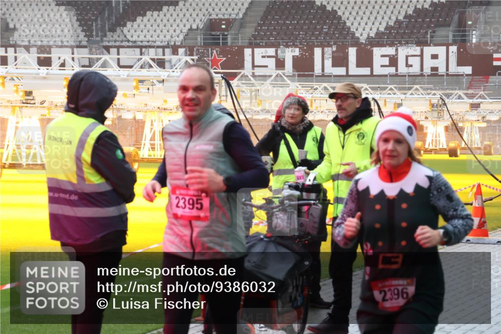 07.12.2025 - St. Pauli X-Mass-Run No. 15 Luisa Fischer http://msf.ph/oto/9386032 07.12.2025 11:38:36 Ziel 2395, 2396, 307, 617, 2395, 2396, 2715, 3000, 3059, 3065, 3066, 3341, 3358, 3762, 3765, 4821 meine-sportfotos.de