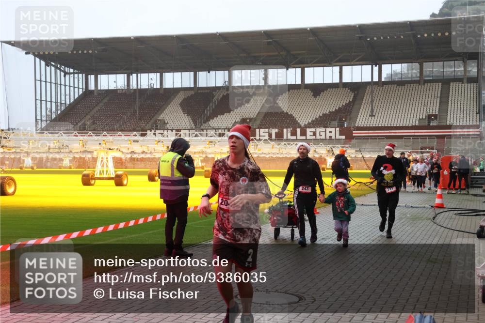 07.12.2025 - St. Pauli X-Mass-Run No. 15 Luisa Fischer http://msf.ph/oto/9386035 07.12.2025 10:19:16 Ziel 20, 243, 721, 243, 264, 269, 721, 1034, 1607, 1671, 2049, 2152, 2631, 2925, 3455, 3520, 3724, 3862, 3975, 3976, 4330, 4331, 4436, 4437, 4438, 4473, 4475, 4498, 4521, 4522, 4524, 4540, 4547 meine-sportfotos.de