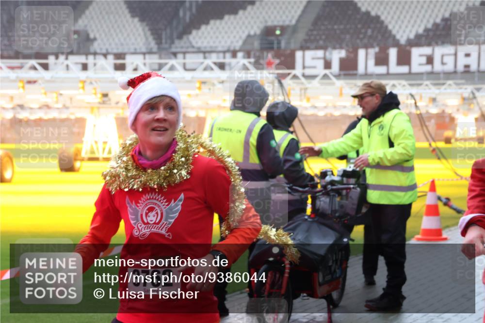 07.12.2025 - St. Pauli X-Mass-Run No. 15 Luisa Fischer http://msf.ph/oto/9386044 07.12.2025 11:38:39 Ziel 5, 3762, 307, 617, 2395, 2396, 2715, 3000, 3059, 3065, 3066, 3341, 3358, 3762, 3765, 4821, 4822 meine-sportfotos.de