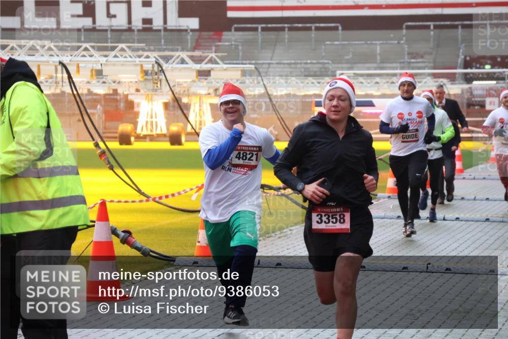 07.12.2025 - St. Pauli X-Mass-Run No. 15 Luisa Fischer http://msf.ph/oto/9386053 07.12.2025 11:38:41 Ziel 4821, 3358, 307, 617, 2395, 2396, 2715, 3000, 3059, 3065, 3066, 3341, 3358, 3762, 3765, 4821, 4822 meine-sportfotos.de