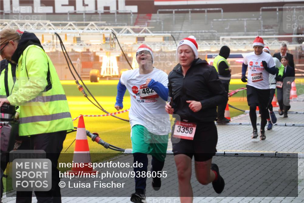07.12.2025 - St. Pauli X-Mass-Run No. 15 Luisa Fischer http://msf.ph/oto/9386055 07.12.2025 11:38:42 Ziel 482, 3543, 3358, 1066, 307, 617, 2395, 2396, 2715, 3000, 3059, 3065, 3066, 3341, 3358, 3762, 3765, 4821, 4822 meine-sportfotos.de