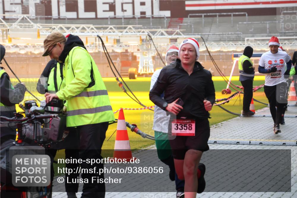 07.12.2025 - St. Pauli X-Mass-Run No. 15 Luisa Fischer http://msf.ph/oto/9386056 07.12.2025 11:38:42 Ziel 5, 3358, 307, 617, 2395, 2396, 2715, 3000, 3059, 3065, 3066, 3341, 3358, 3762, 3765, 4821, 4822 meine-sportfotos.de