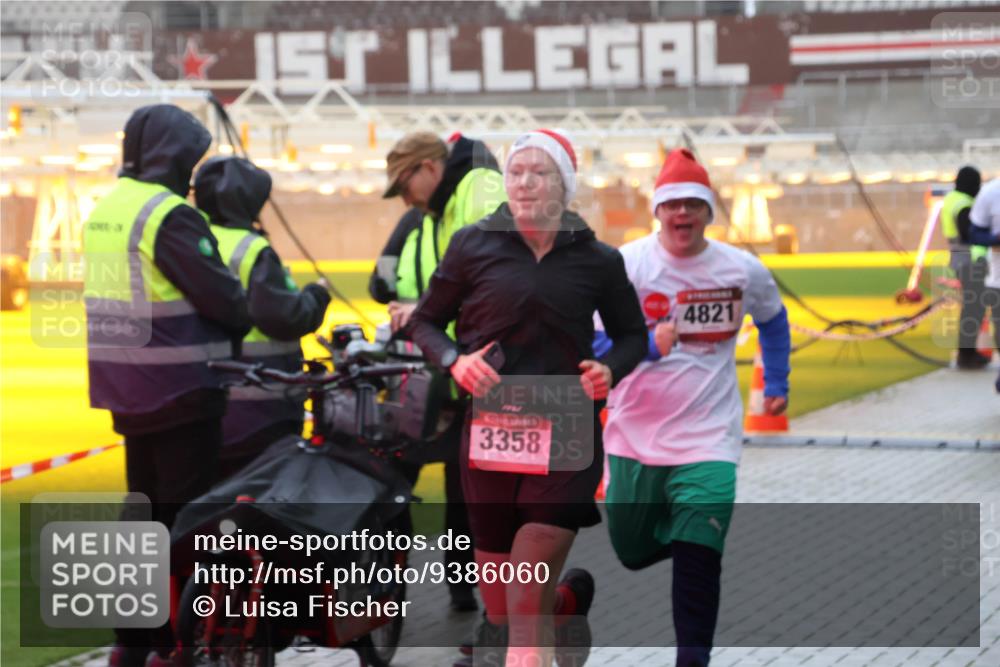 07.12.2025 - St. Pauli X-Mass-Run No. 15 Luisa Fischer http://msf.ph/oto/9386060 07.12.2025 11:38:43 Ziel 3358, 4821, 307, 617, 2395, 2396, 2715, 3000, 3059, 3065, 3066, 3341, 3358, 3762, 3765, 4821, 4822 meine-sportfotos.de