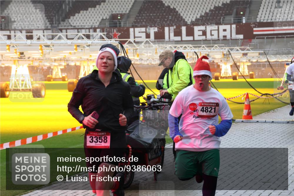 07.12.2025 - St. Pauli X-Mass-Run No. 15 Luisa Fischer http://msf.ph/oto/9386063 07.12.2025 11:38:43 Ziel 15, 3358, 15, 4821, 307, 617, 2395, 2396, 2715, 3000, 3059, 3065, 3066, 3341, 3358, 3762, 3765, 4821, 4822 meine-sportfotos.de