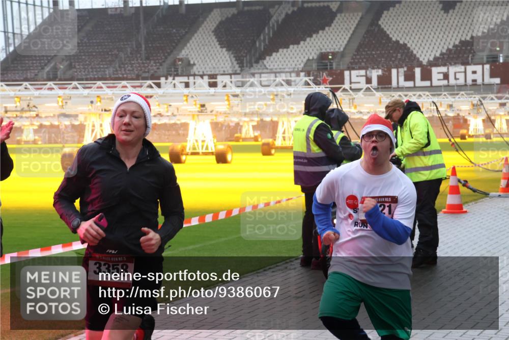 07.12.2025 - St. Pauli X-Mass-Run No. 15 Luisa Fischer http://msf.ph/oto/9386067 07.12.2025 11:38:44 Ziel 15, 3358, 21, 307, 617, 2395, 2396, 2715, 3000, 3059, 3065, 3066, 3341, 3358, 3762, 3765, 4821, 4822 meine-sportfotos.de